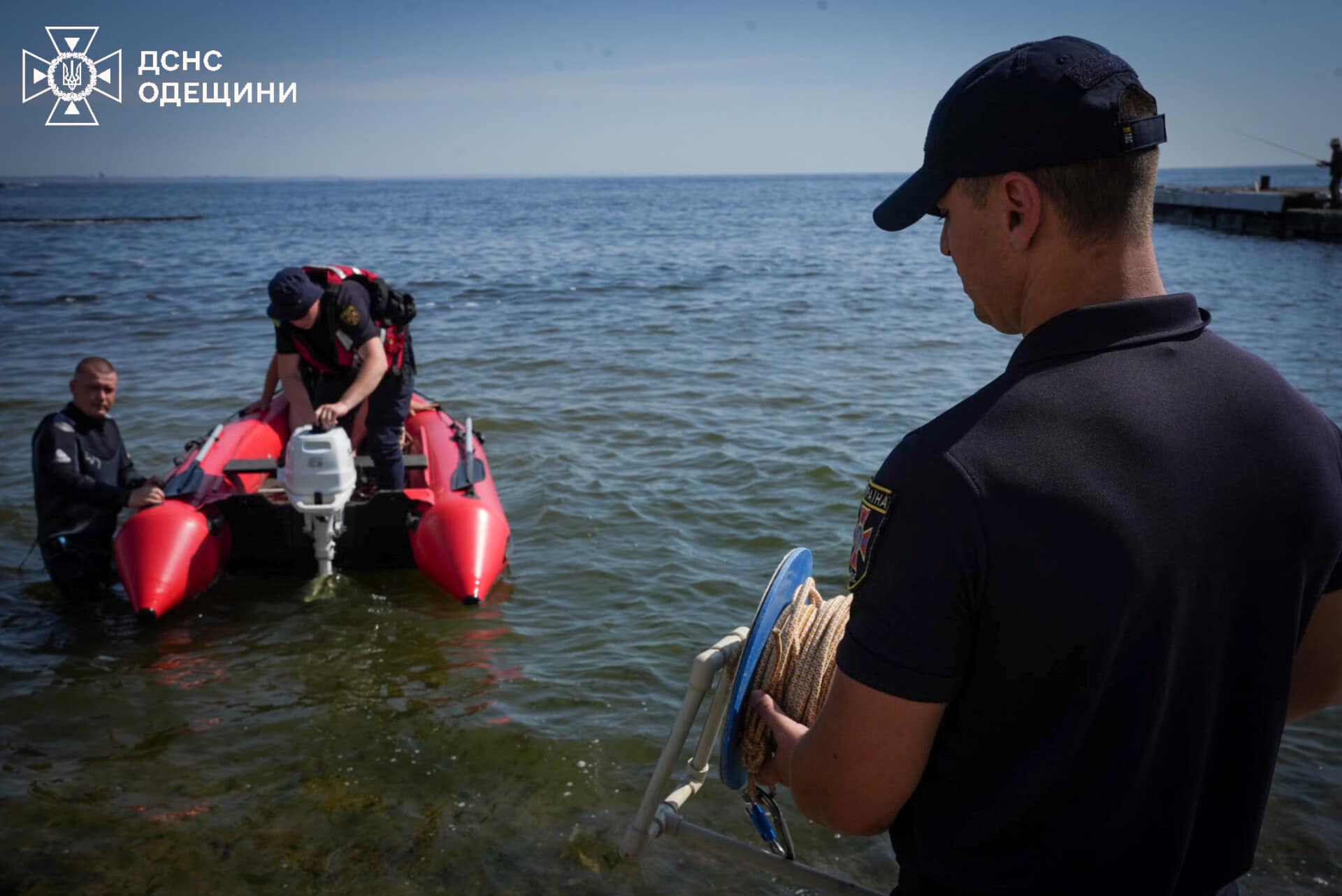 Дівчину хвилею змило в море водолази продовжують пошуки