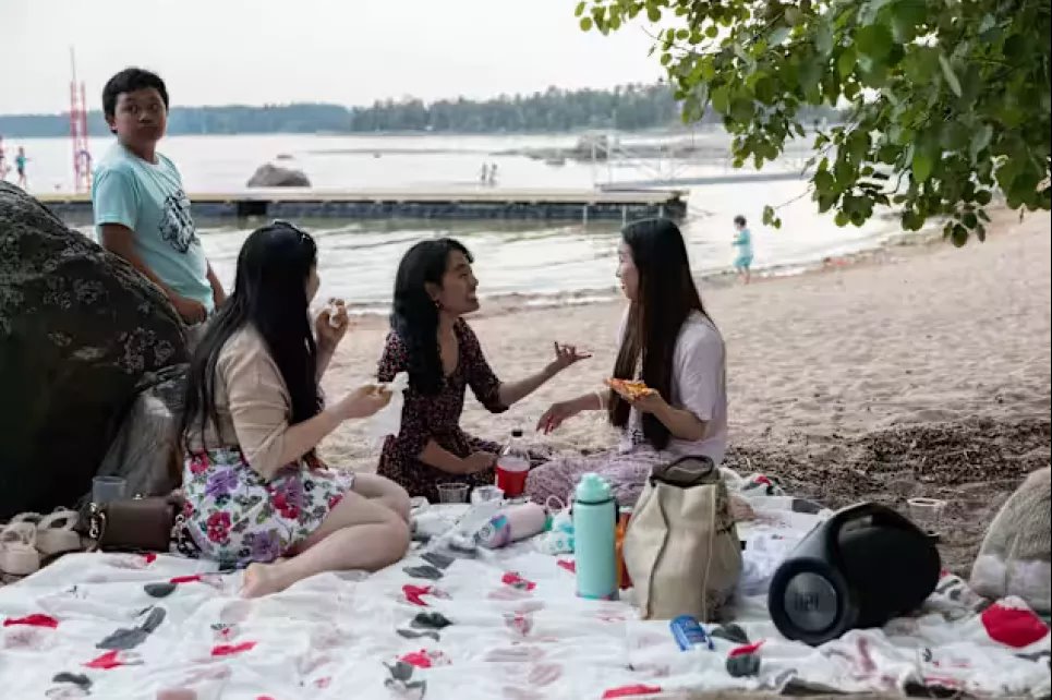 В Финляндии полиция выгоняет молодежь с пляжей во время выпускного, играя классическую музыку. Пляж Хауикилахти. Полицейская музыка не мешала отдыхающим. У некоторых была своя музыка. Фото: Григорий Воробьев / Yle