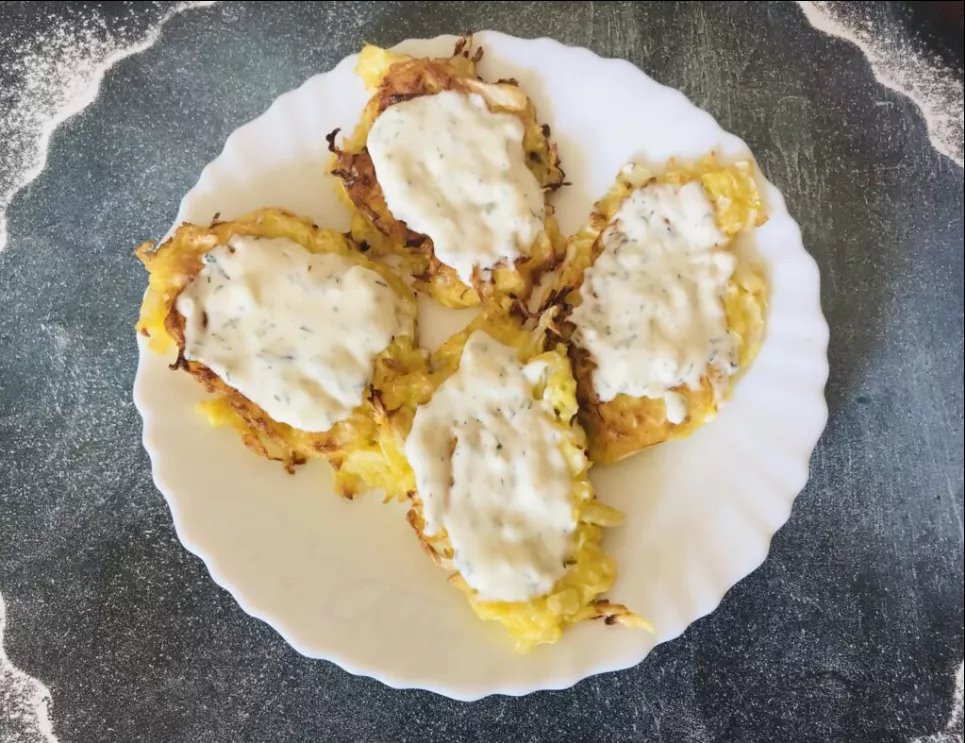 Оладьи из кабачков и капусты под чесночным соусом: простой и вкусный рецепт Фото: «Еда легко»