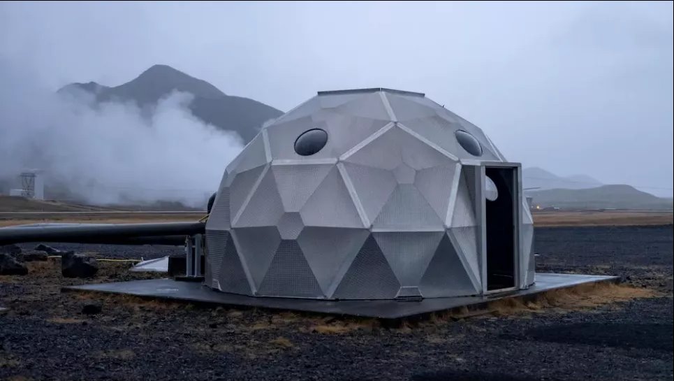 В Олфусе (Исландия) уже есть завод по хранению CO₂ с соседней электростанции. Фото: Marko Djurica/Reuters