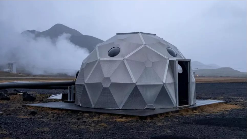 Как выбросы CO₂, только наоборот: среди новых методов удаления углекислого газа из воздуха есть настоящая «поп-звезда» В Олфусе (Исландия) уже есть завод по хранению CO₂ с соседней электростанции. Фото: Marko Djurica/Reuters