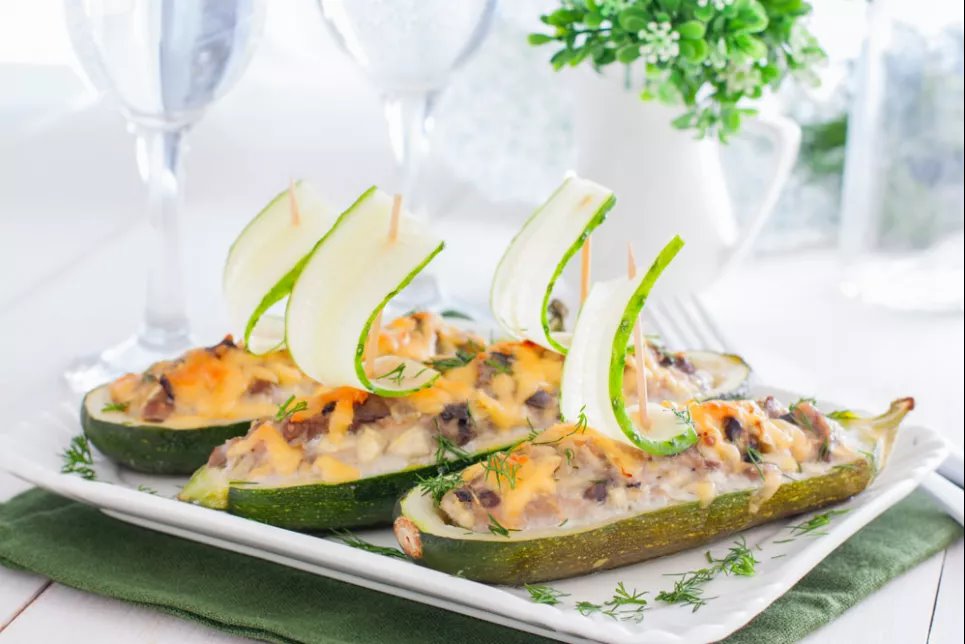 Запеченные челноки из кабачков с курицей и грибами — просто, вкусно и необычно Фото: «Еда легко»