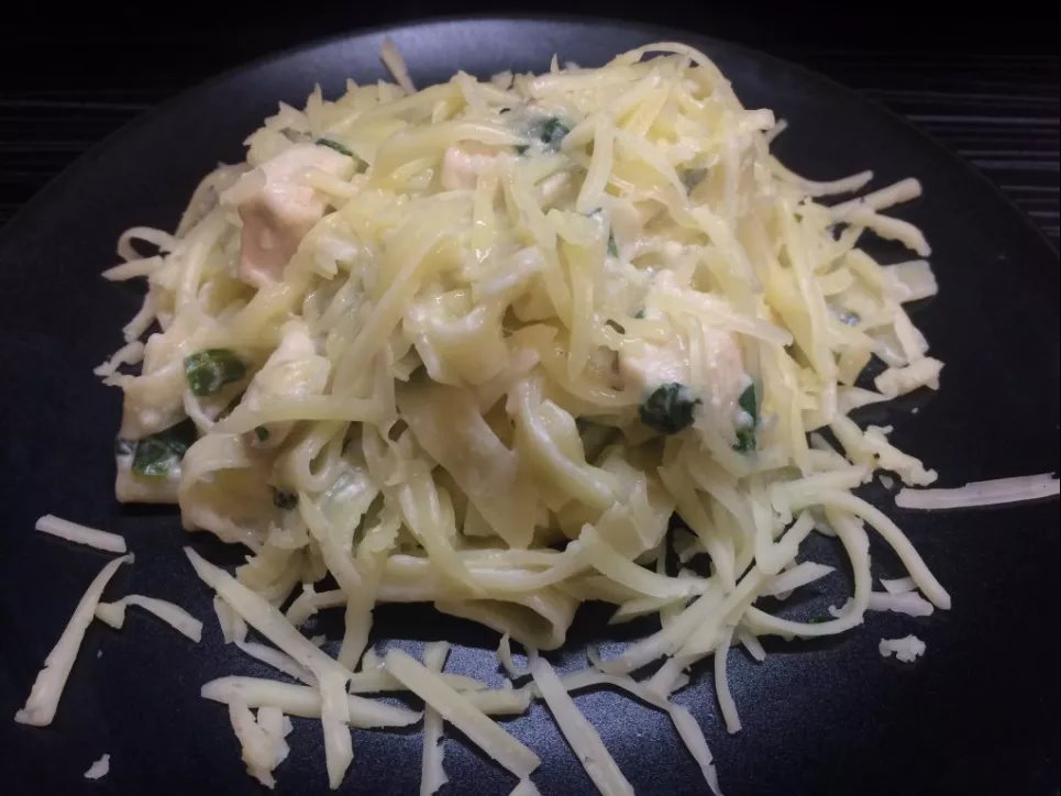 Лапша в сливочном соусе со шпинатом и курицей – простой рецепт Фото: «Еда легко»