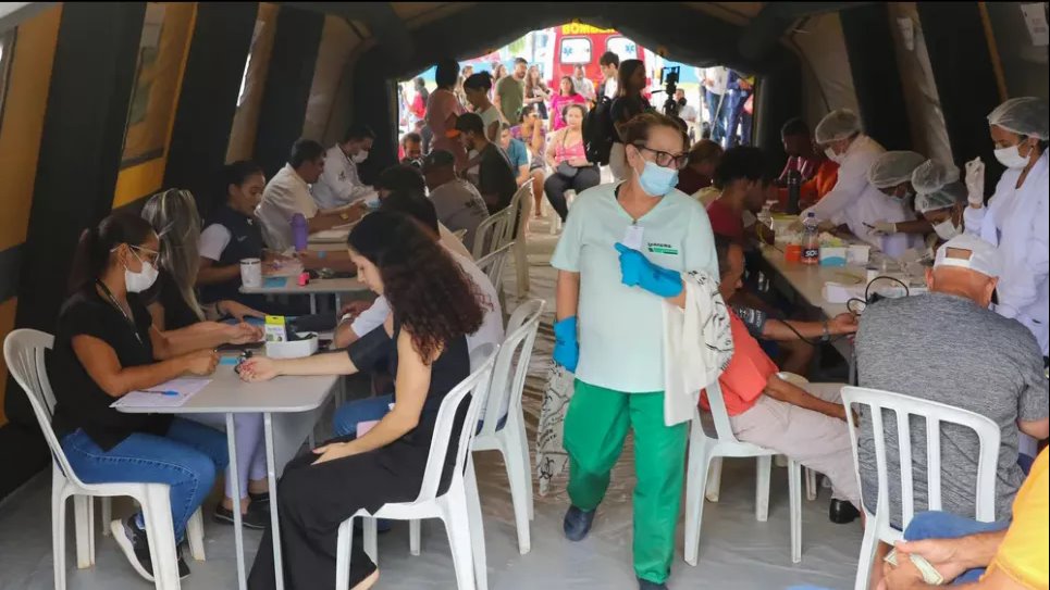 В регионе Бразилия люди с подозрением на заболевание проходят обследование в контактном центре для людей с симптомами лихорадки Денге. Фото: Фабио Родригес-Поззебом/dpa