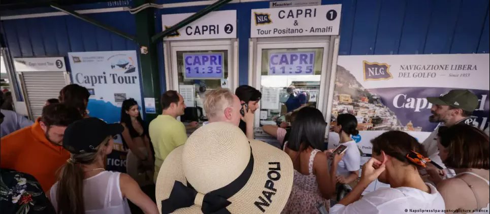 Туристы в очереди за билетами на паром к острову Капри. Фото: Napolipress/ipa-agency/picture alliance