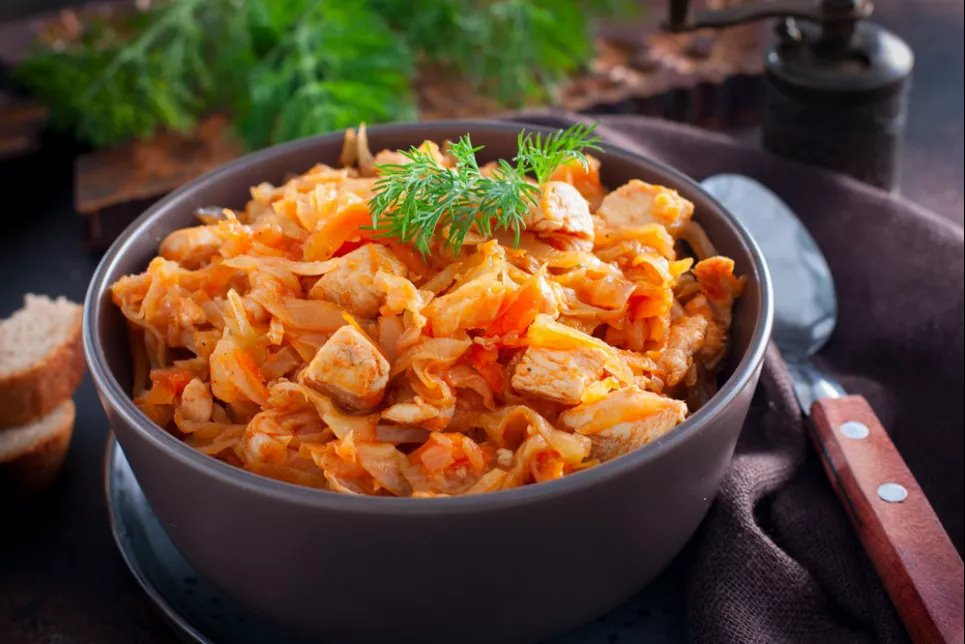Тушеная капуста с куриным филе – простой рецепт Фото: «Еда легко»