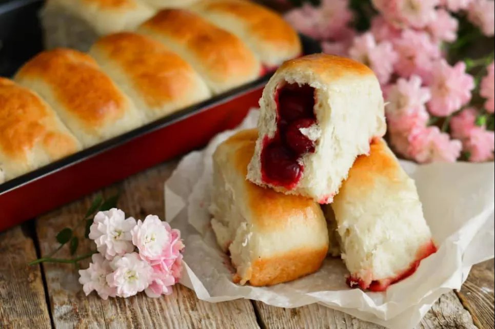 Вкусные воздушные сдобные дрожжевые булочки с вишней – очень простой рецепт Фото: «Еда легко»
