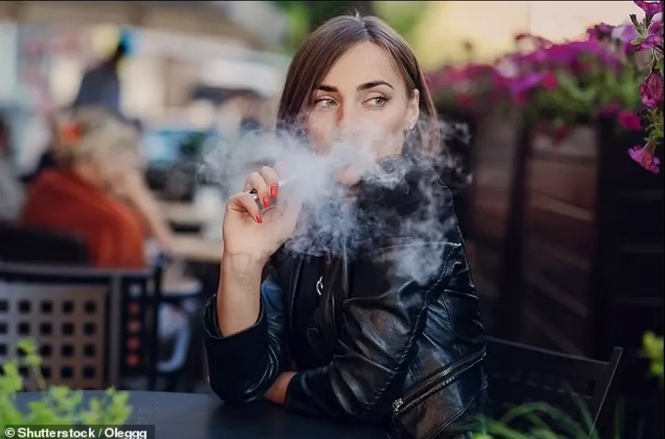 22-летняя женщина курила вейп несколько раз в неделю в течение последнего года, когда у нее появились язвы во рту и вокруг него