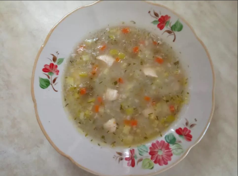 Куриный суп с кабачками и перловкой — легкий и необычный рецепт из простых продуктов Фото: «Еда легко»