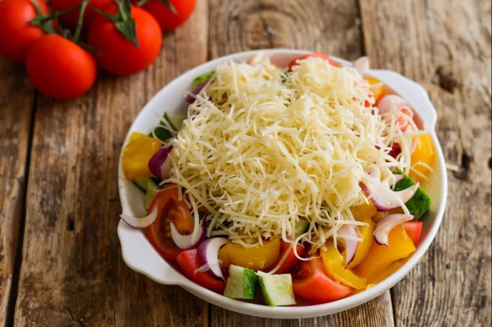 Овощной салат с твердым сыром – простое, быстрое и вкусное блюдо Фото: «Еда легко»