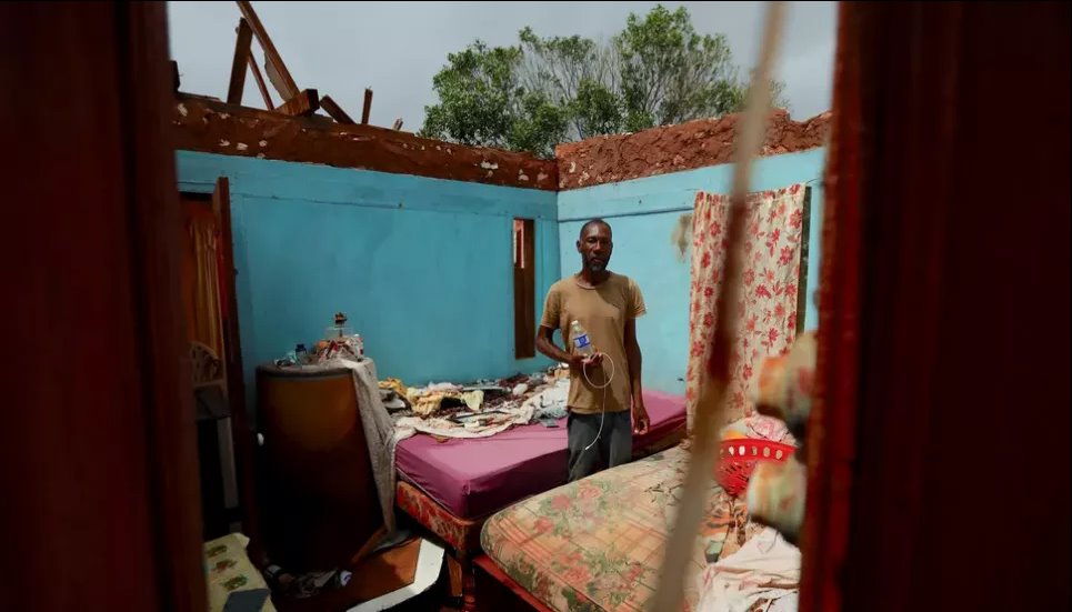 Тропический шторм Берилл разрушил 90% всех построек на нескольких островах Гренады, включая больницы и аэропорты. Фото: Мария Алехандра Кардона/Рейтерс