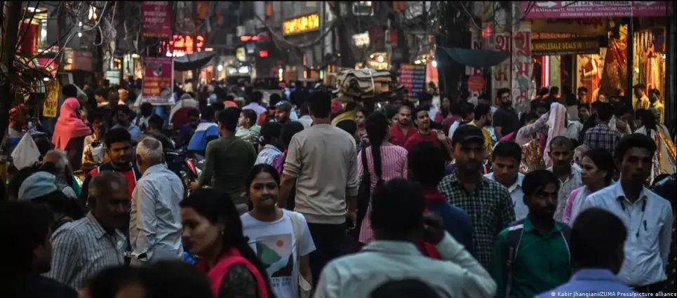 Улицы Нью-Дели: Индия и до конца века останется страной с самым большим населением. Фото: Kabir Jhangiani/ZUMA Press/picture alliance