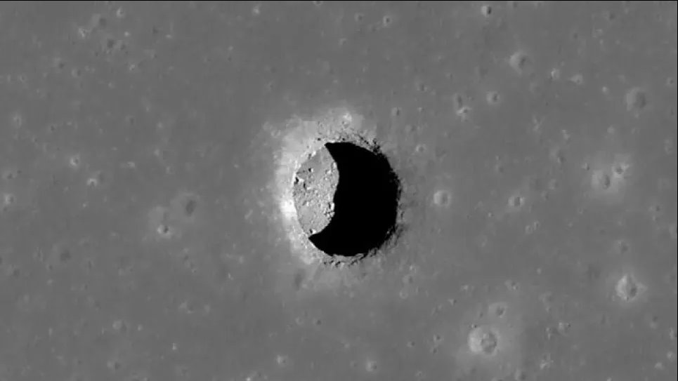 Ученые впервые заметили на Луне пещеру, в которой потенциально можно обустроить базу, где будут проживать люди. Фото: JHUAPL