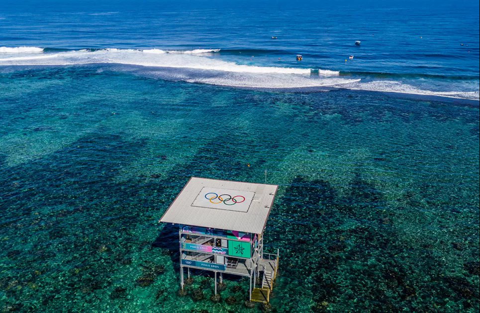 Судейская башня на месте проведения соревнований по серфингу на Олимпийских играх в Париже, недалеко от села Теахупоо, остров Таити, Французская Полинезия, 23 июля 2024 года. Фото: Reuters