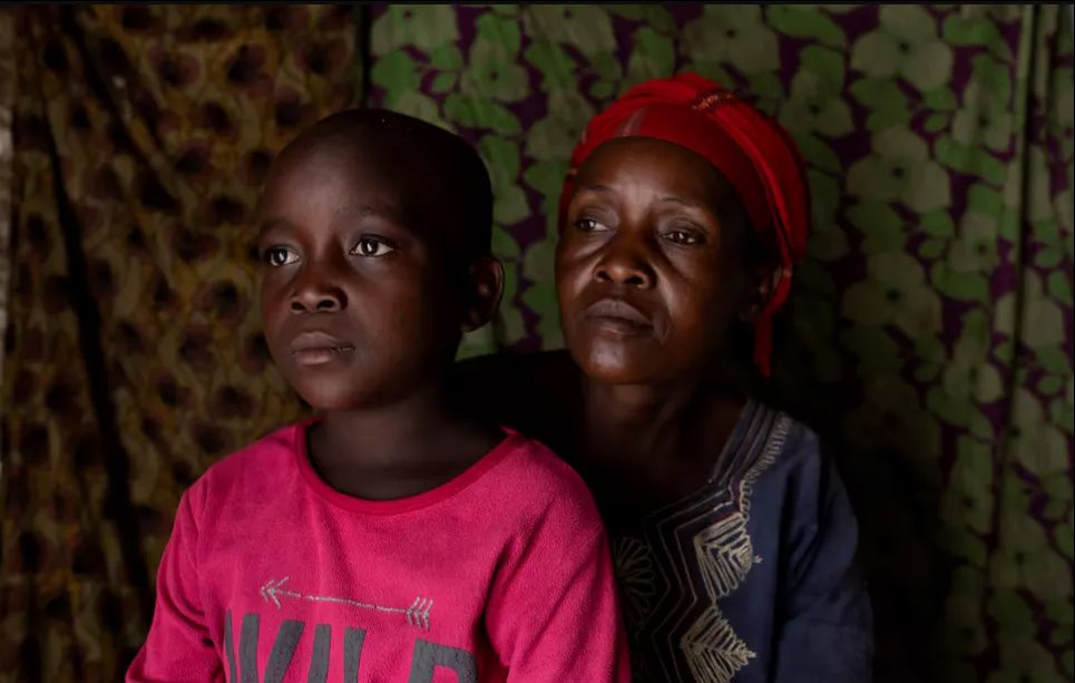 Смертность среди детей достигает 10% - вспышка нового штамма оспы обезьян беспокоит ВОЗ 45-летняя Киза Касао и ее сын Кито Балуме, оправившихся от оспы обезьян, Демократическая Республика Конго, 18 июля 2024 года. Фото: REUTERS/Arlette Bashizi/File Photo