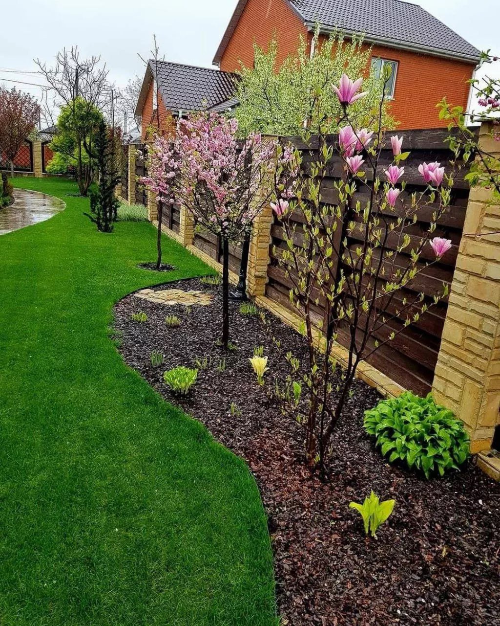 Ландшафтный дизайн вдоль забора – идеи и советы (ФОТО) Фото: Телеграм-канал "Садовод"