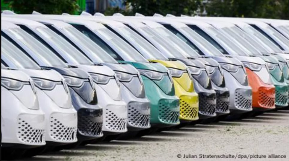 'Дизельгейт' был только началом: Volkswagen может закрыть автозаводы на территории Германии Электрические минивэны Volkswagen ID.Buzz. Фото: Julian Stratenschulte/dpa/picture alliance