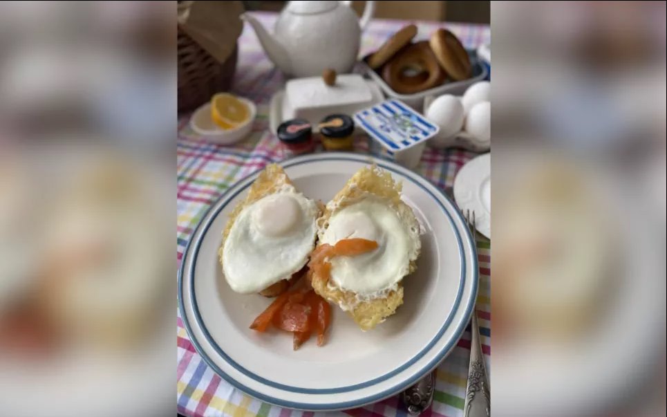 Сковороду накрыть крышкой и досчитать до десяти: яичница с пармезаном – простой и быстрый завтрак Фото: «Еда легко»