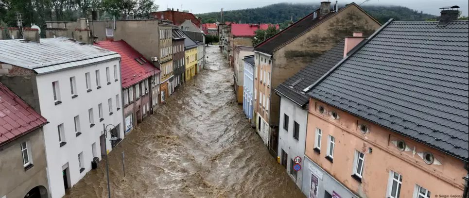 Затопленная в результате наводнения улица в польском городе Глухолазы (осень 2024 года). Фото: Сергей Гапон/AFP