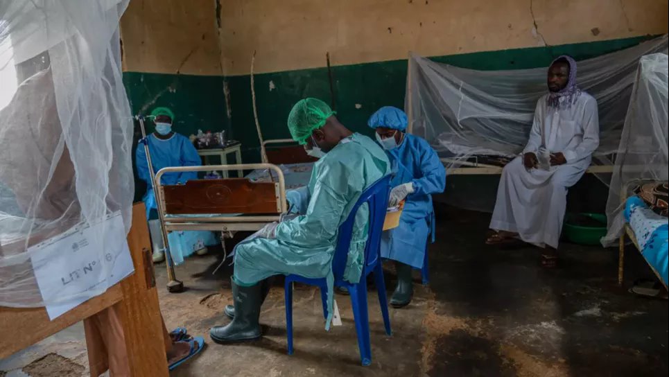 ВОЗ впервые предоставляет экстренное разрешение на тест на Mpox Медсестры осматривают пациентов в лечебном учреждении Mpox в Демократической Республике Конго. Фото: Glody Murhabazi/AFP/Getty Images