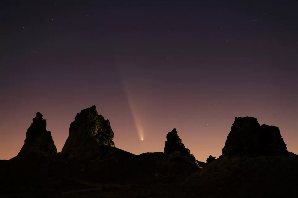 Комета C/2023 A3 (Jinshan — ATLAS) проходит над геологическими формациями Summit of the Throne в Национальном заповеднике Калифорнийской пустыни, США, 12 октября 2024 года. Фото: Reuters