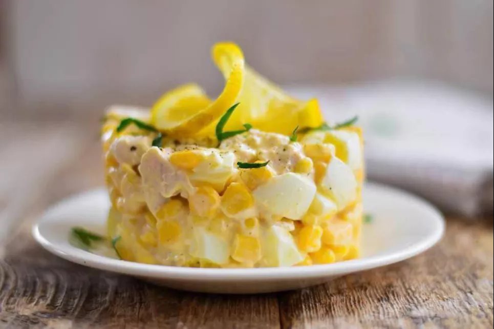 Салат с твердым сыром, яйцом и кукурузой – легкий и быстрый рецепт Фото из открытых источников