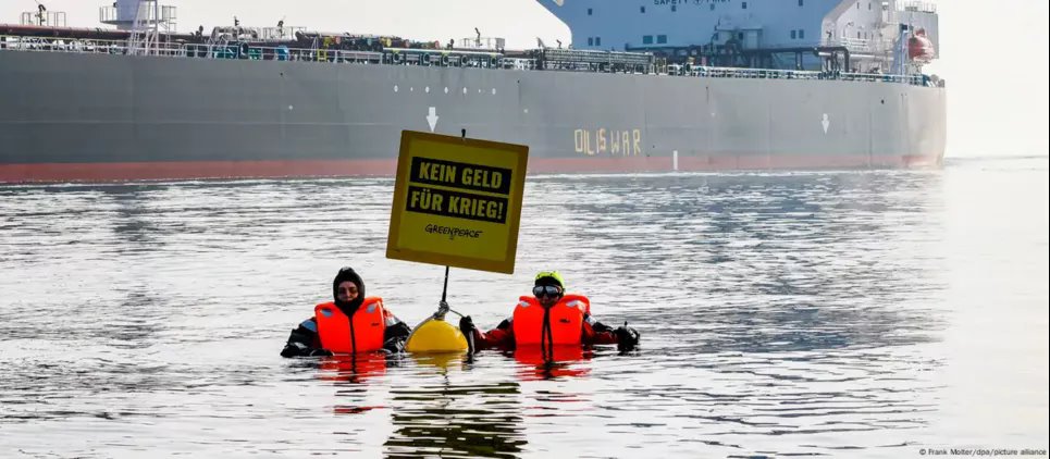 Активисты Greenpeace протестуют против российских нефтетанкеров в Балтийском море. на их плакате написано: 'Не давать деньги на войну'. Фото: Frank Molter/dpa/picture alliance