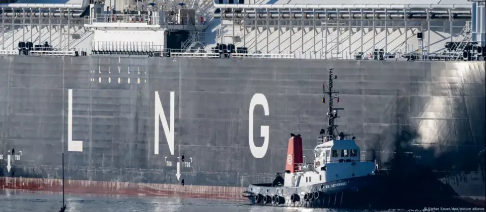 Глава Еврокомиссии предлагает Трампу поставлять ЕС газ из США вместо российского Плавучий СПГ-терминал на северо-востоке Германии. Фото: Stefan Sauer/dpa/picture alliance