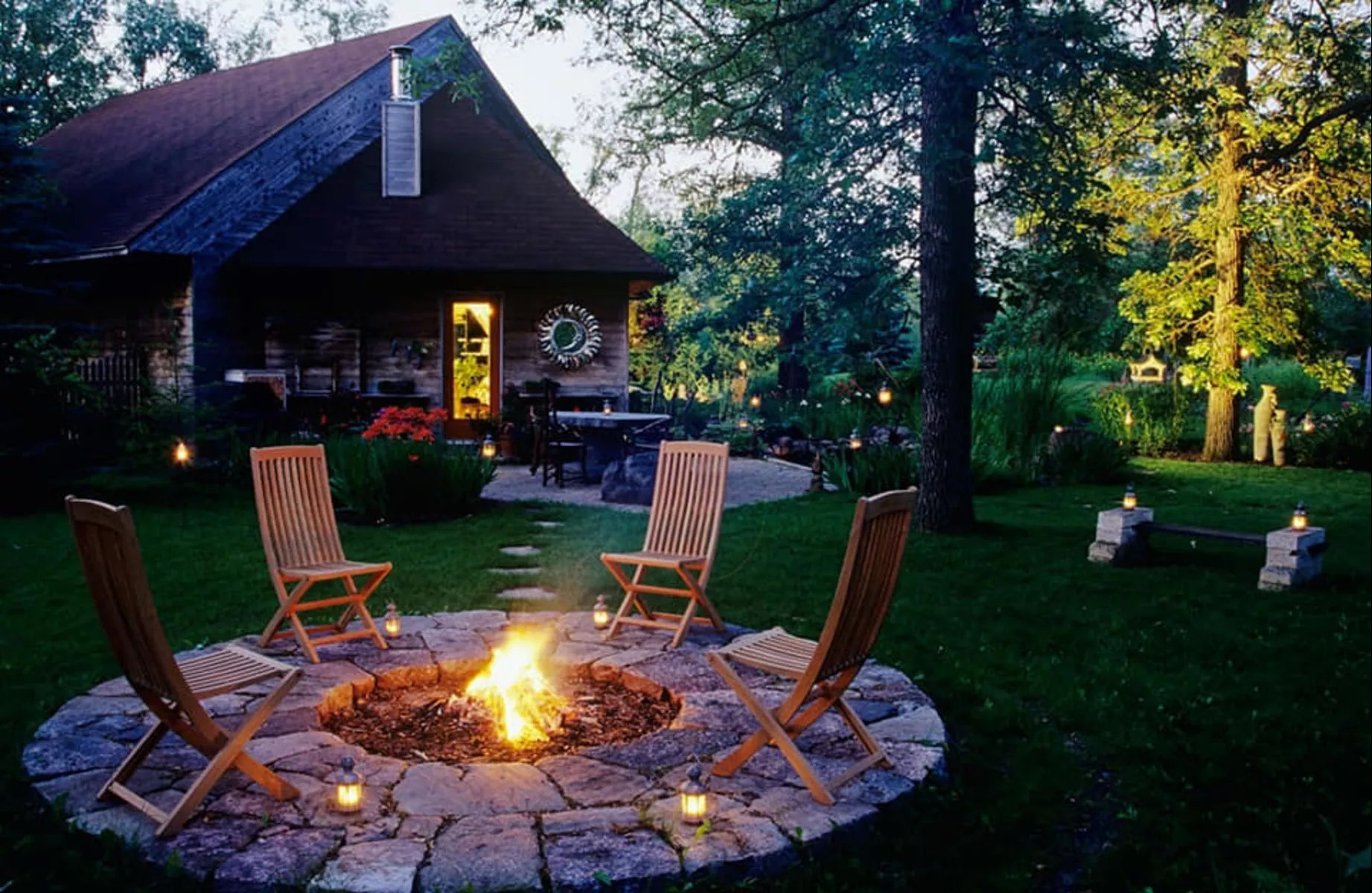 Костер во дворе — притягивает и создает атмосферу уюта независимо от времени года (ФОТО) Фото: RoyalGarden