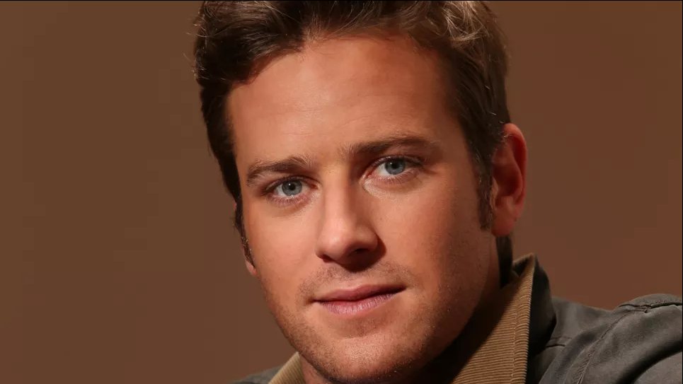 Актеру Арми Гаммеру, обвиняемому в секс-насилии и каннибализме, мать подарила вазэктомию на День рождения Арми Гаммер. Фото из открытых источников