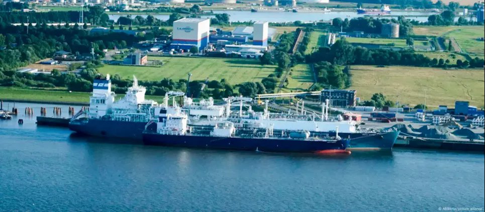 В Германии оператору СПГ-терминалов запретили принимать газ из РФ СПГ-терминал в Брунсбюттеле (фото из архива). Фото: ABBfoto/picture alliance