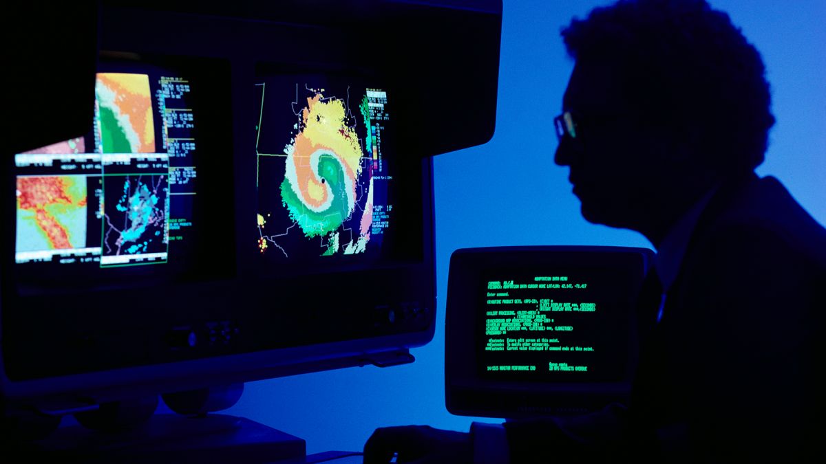 День работников гидрометеорологической службы ФОТО: Метеоролог на робочому місці / GettyImages