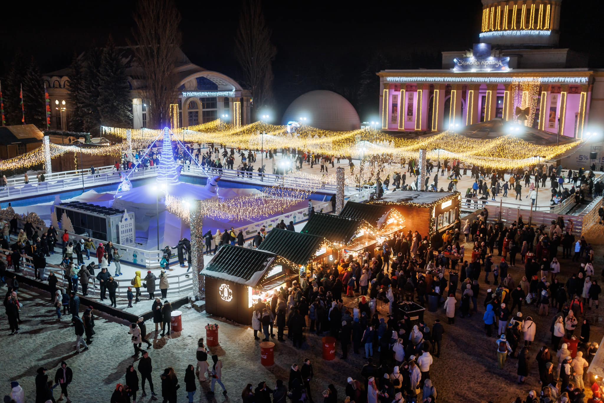 На ВДНХ уже открыли "Рождественскую фабрику грез" ФОТО: Праздничные аттракции на ВДНХ / facebook.com/vdngkyiv