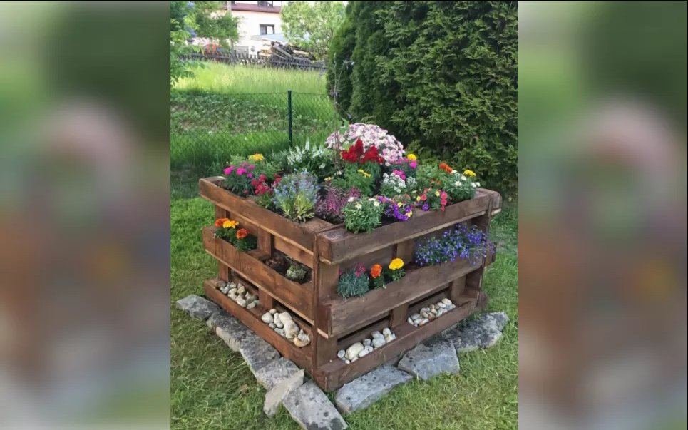 Высокая клумба для цветов из поддонов своими руками: советы и идеи Фото из открытых источников