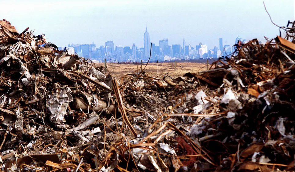 Не так давно крупнейшая в мире свалка превратилась в огромный городской парк: вот так она выглядит Эмпайр-стейт-билдинг и горизонт Манхэттена в обрамлении сотен тысяч тонн мусора на свалке начальных школ в Статен-Айленде, штат Нью-Йорк, США, 14 января 2002 года. Фото: Reuters
