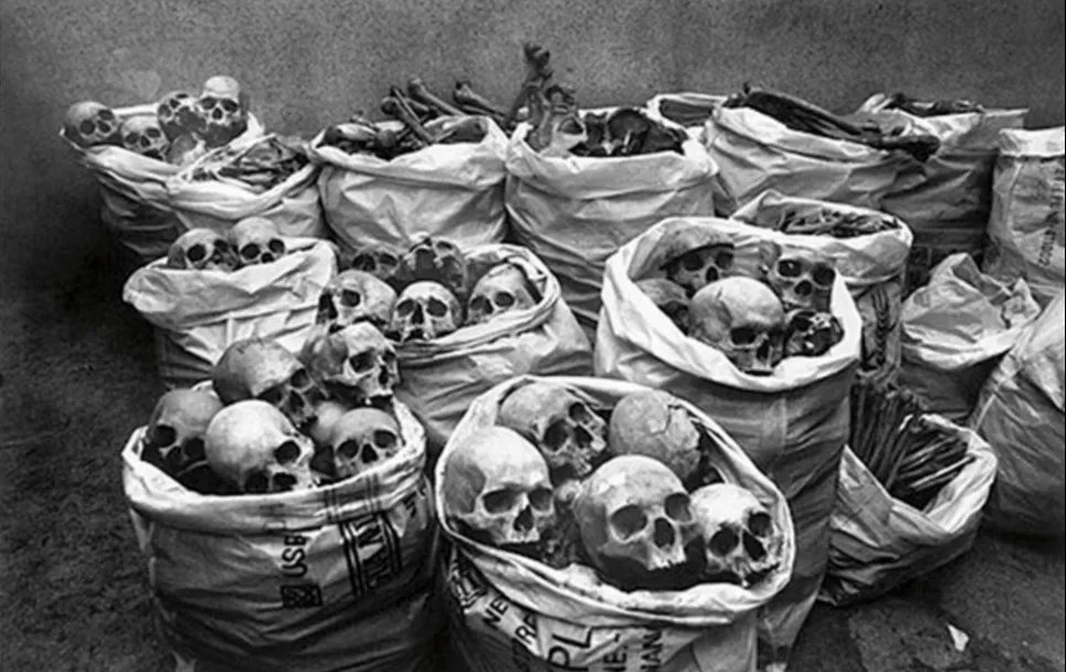 Еще страшнее Чернобыля: 40 лет назад произошла самая большая промышленная катастрофа в истории — до сих пор убивает Мешки с черепами погибших во время газовой катастрофы в Бхопале хранились после вскрытия тел в амбаре больницы Хамидия, их нашел фотограф Рагху Рай. Фото: bhopal.net