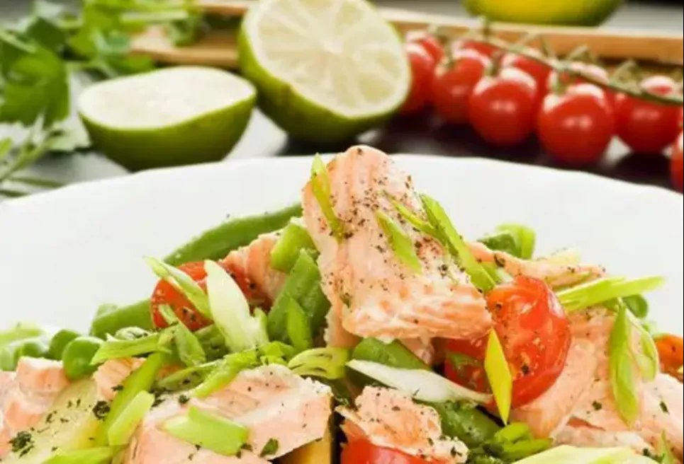Сытный салат из рыбы и овощей – вкусное постное блюдо Фото: Максим Никитин