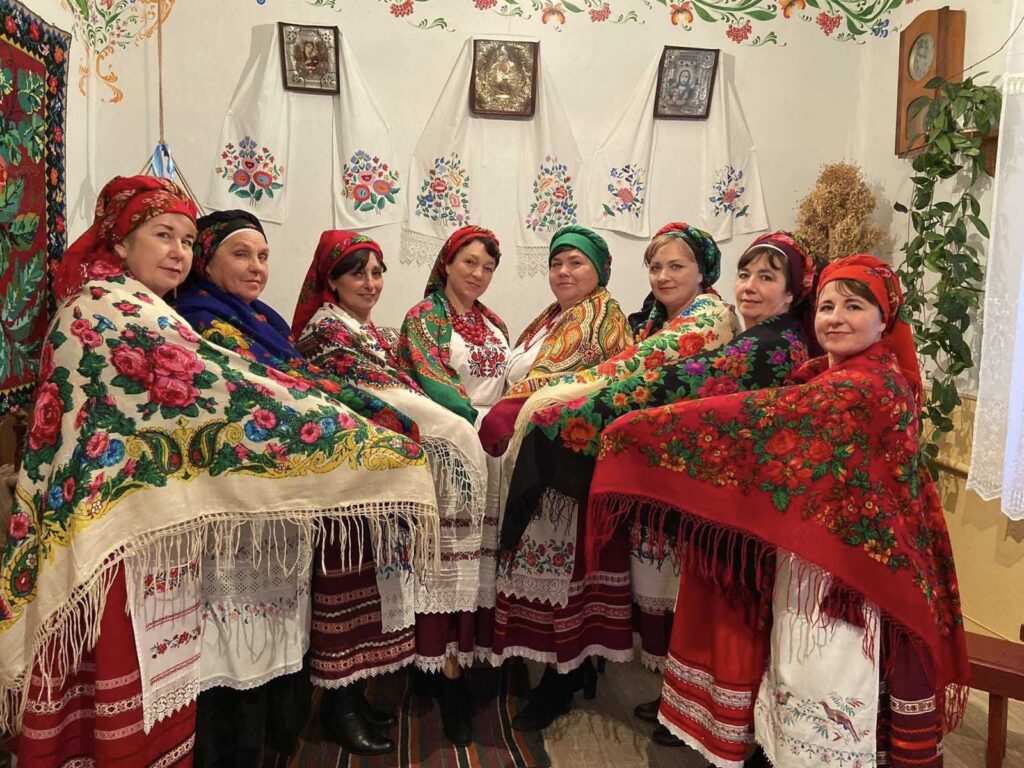 И традиция, и украшение, и оберег: чем славится украинский платок ФОТО: Традиционный украинский платок / Хмельницкий областной научно-методический центр культуры и искусства