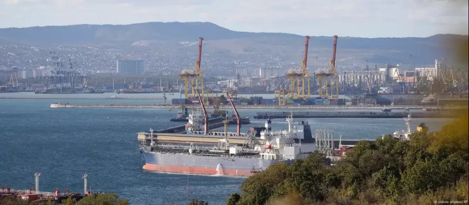 В Керченском проливе затонули два танкера, разлив нефти грозит экологической катастрофой - Greenpeace Российский нефтяной танкер (фото из архива). Фото: picture alliance/AP