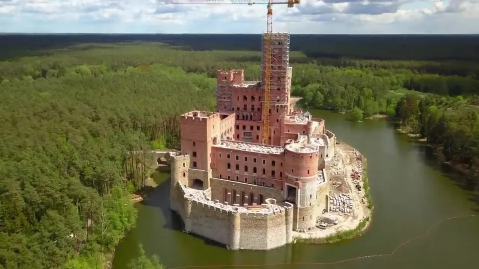 В Польше среди озера в заповеднике вырос замок: никто и не заметил ФОТО: Замок неизвестного происхождения в польском заповеднике / The Sun