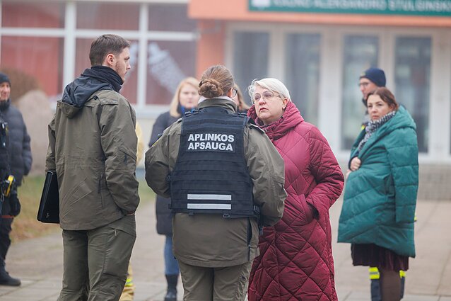 В Литве эвакуировали 300 школьников из-за угрозы химического заражения ФОТО: эвакуация из школы в Каунасе из-за письма с порошком / Delfi