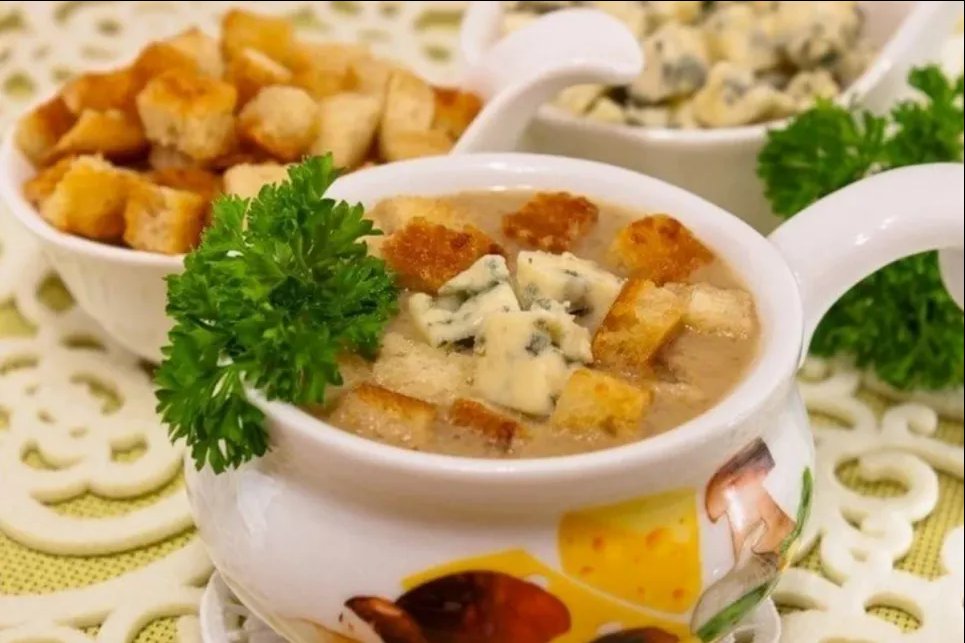 Грибной суп с сухариками и сыром с плесенью – простой, хотя и необычный рецепт Фото: Максим Никитин