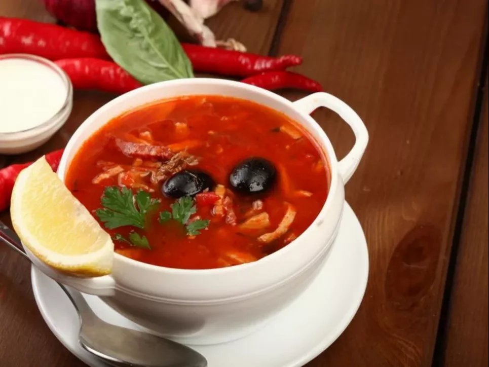 Солянка с колбасой и языком – необычный рецепт классического первого блюда. Фото: Максим Никитин