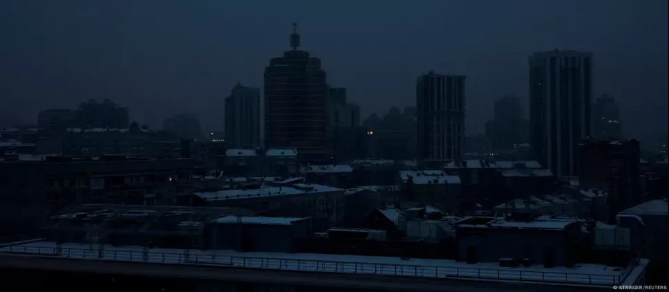 Газовый "спор" — отвлекающий маневр Фицо: несмотря на заявления премьера, Словакия продолжит экспорт электроэнергии в Украину Блэкаут в Киеве, ноябрь 2022 года. Фото: STRINGER/REUTERS