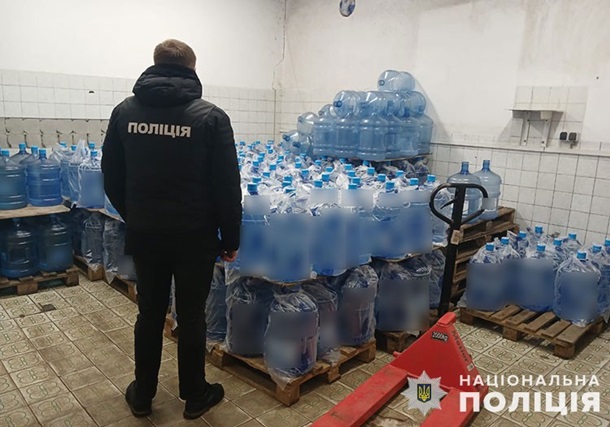 ФОТО: Правоохоронці викрили підпільне виробництво фасованої води / поліція