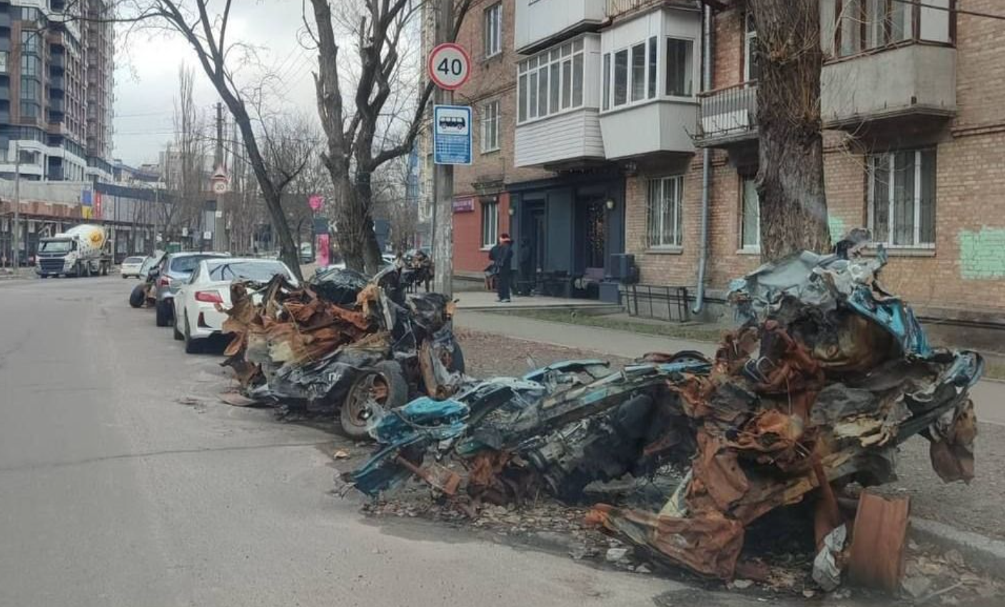 Власти Киева объявили кампанию по очистке города от поврежденных обстрелами авто ФОТО: уничтоженая обстрелами автотехника на улицах Киева / КГГА