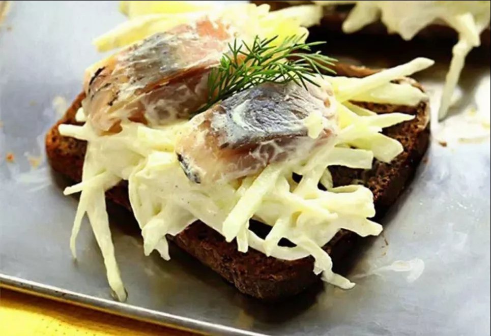 Селедка с яблоками – оригинальное блюдо как для будничной трапезы, так и для праздничного стола Фото: Максим Никитин