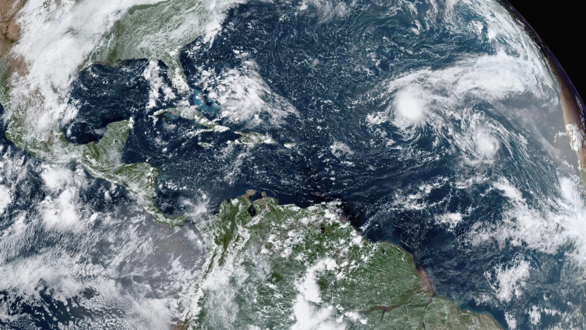 Зображення із супутника GOES-16 GeoColour показує тропічні шторми, що формуються в Атлантиці. Фото: Cagla Uren / AP