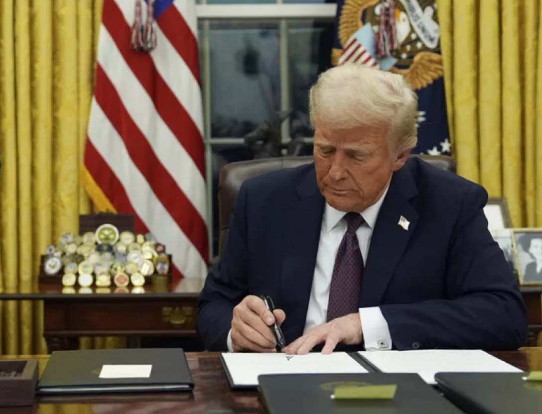 Мужчины, женщины и все: Трамп упразднил в США "гендер" и другие наименования пола ФОТО: Дональд Трамп, президент США в Белом доме / Reuters