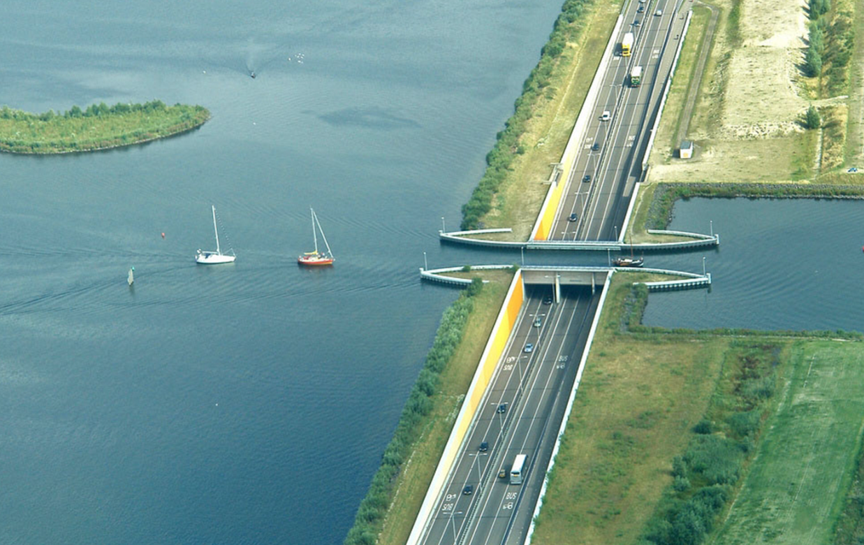 ФОТО: Мост-транспортная развязка Veluwemeer Aqueduct в Нидерландах / Reuters